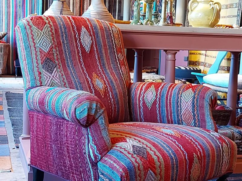 Fauteuil recouvert de kilim