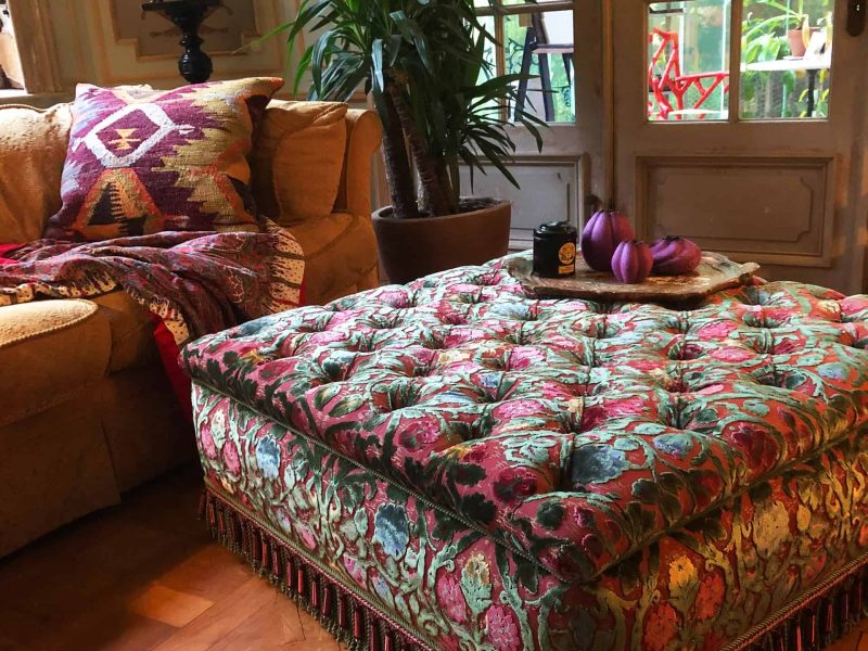 Ottoman capitonné de style Napoléon III en velours ciselé - Tissu d'archive de la fin du XVIe siècle