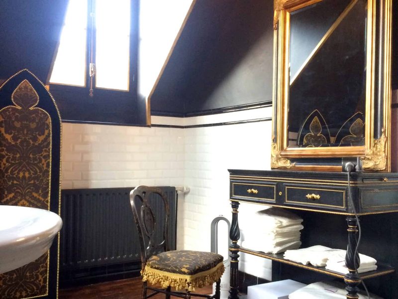 Décor de salle de bains noir et or - Plafond peint de lettres entrelacées - Paravent de style gothique en velours et damas