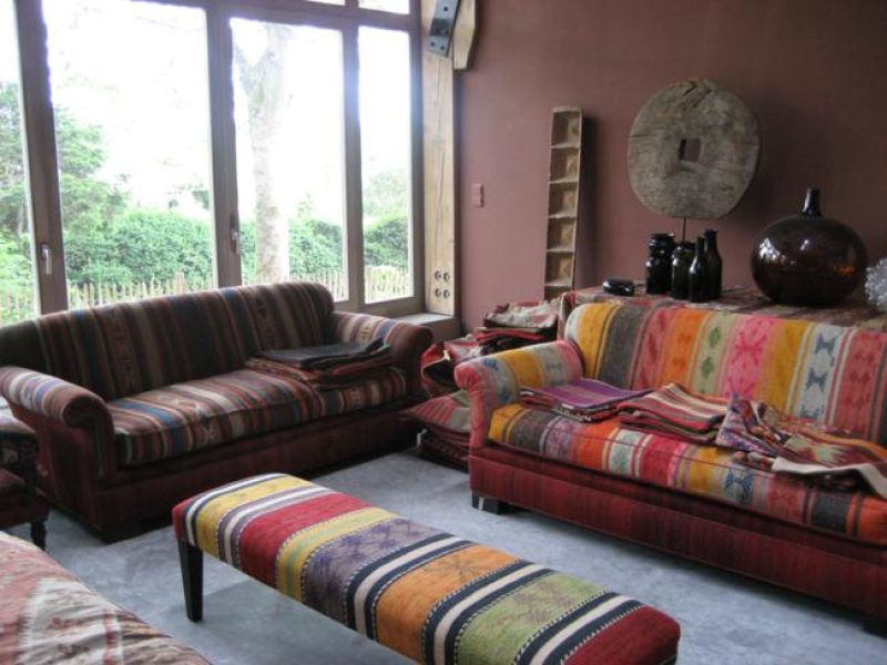 Fauteuils et banc recouvert de kilim